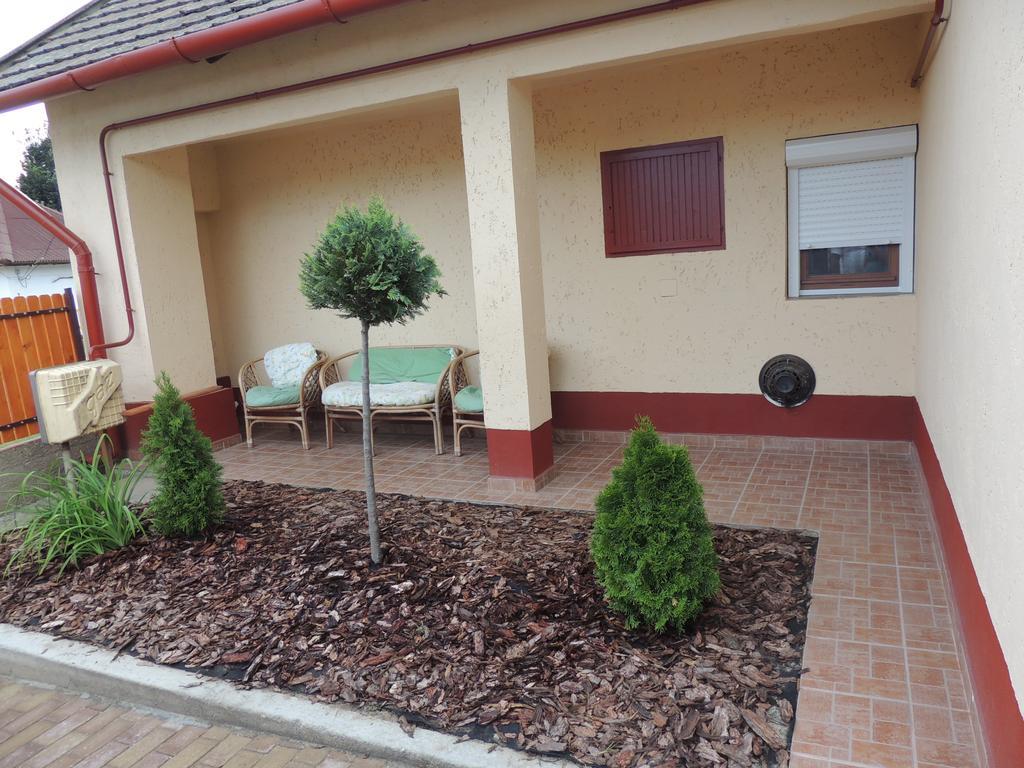 M&M Apartman Tiszafured Ruang foto