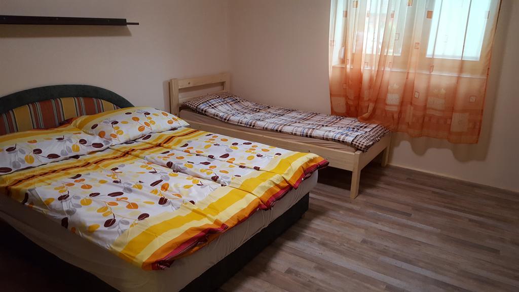M&M Apartman Tiszafured Bagian luar foto