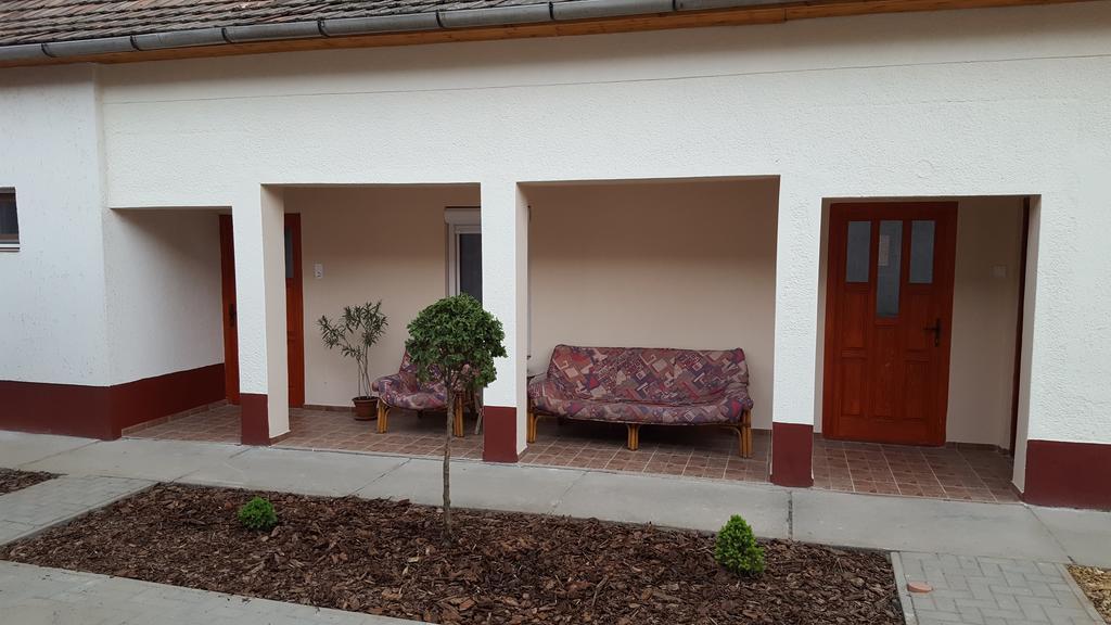 M&M Apartman Tiszafured Bagian luar foto